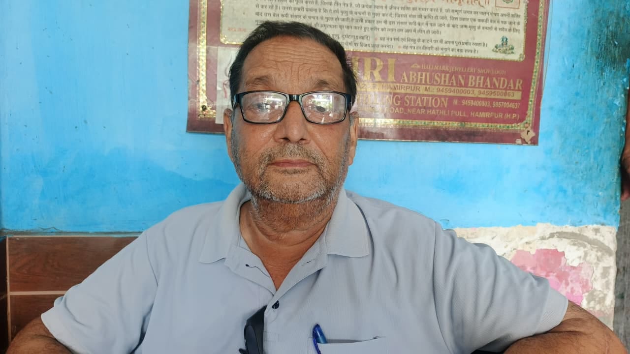 नगर निगम हमीरपुर के तहत बाजार में फुटपाथ न होने के कारण सड़क पर चल रहे लोग। संवाद नगर निगम हमीरपुर के तहत बाजार में फुटपाथ न होने के कारण सड़क पर चल रहे लोग। संवाद