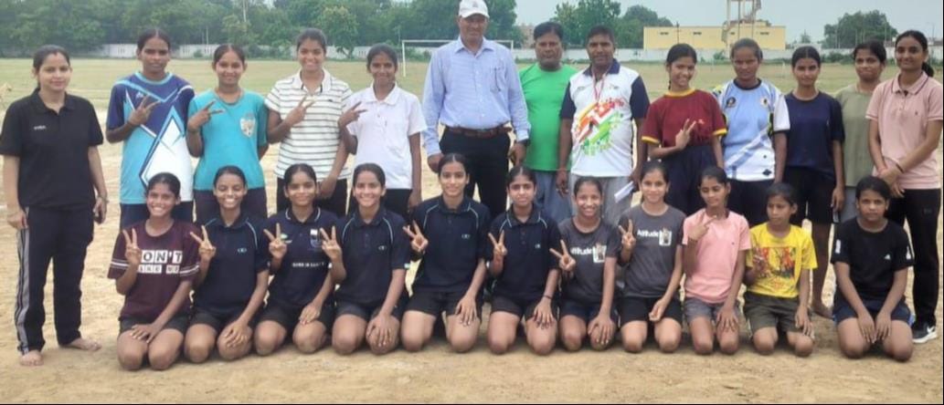 नवीन स्टेडियम में महिला खेल समारोह के जनपदीय खो-खो ट्रॉयल में प्रदर्शन दिखाती खिलाड़ी। स्रोत- स नवीन स्टेडियम में महिला खेल समारोह के जनपदीय खो-खो ट्रॉयल में प्रदर्शन दिखाती खिलाड़ी। स्रोत- स