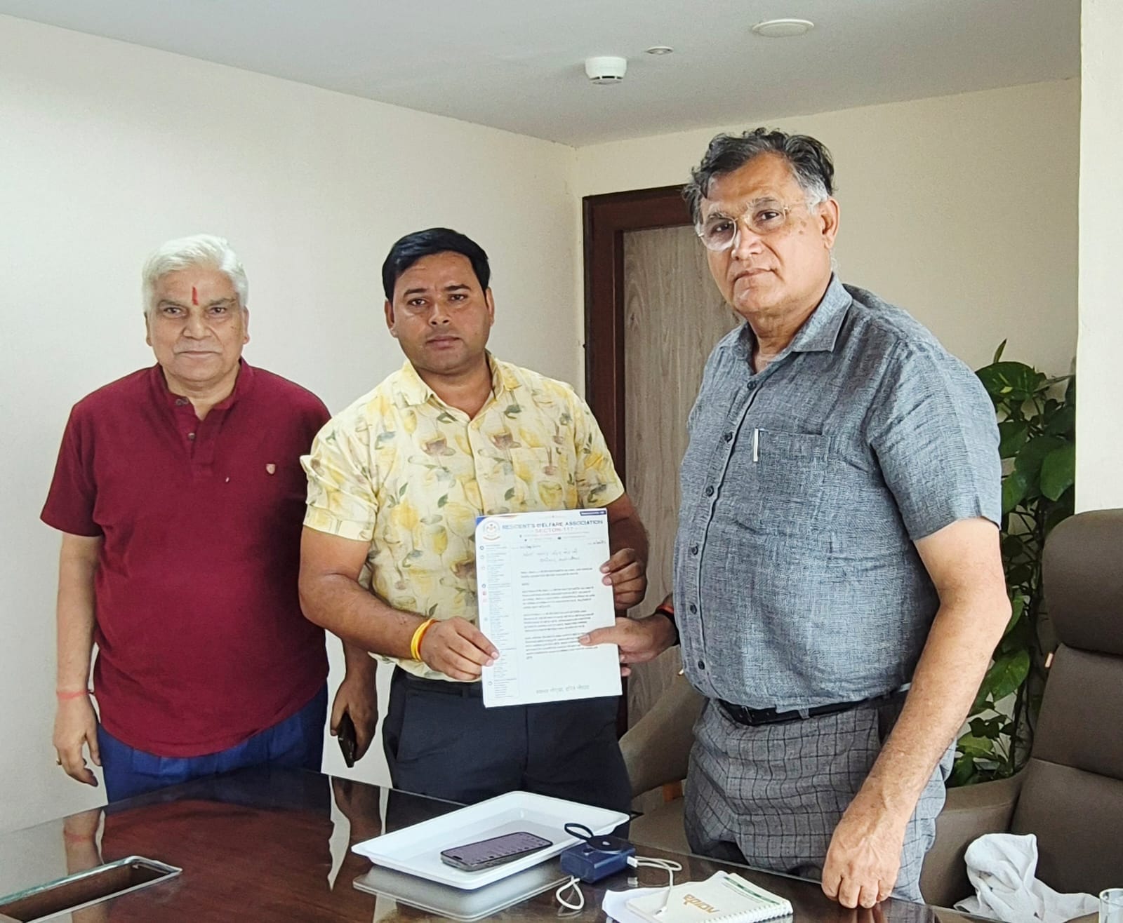 प्राधिकरण के अधिकारियों को पत्र सौंपते कोसिंदर यादव व अन्य
