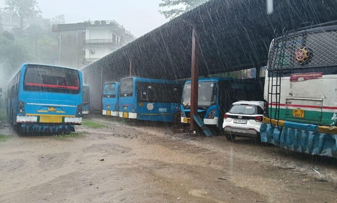 परवाणू में वर्कशॉप के बाहर खड़ी बसें। संवाद