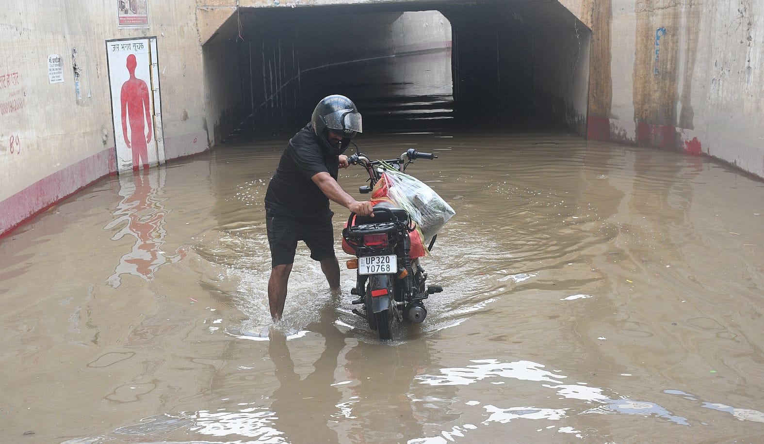 राजधानी के कई इलाकों मे जलभराव की रही समस्या। 