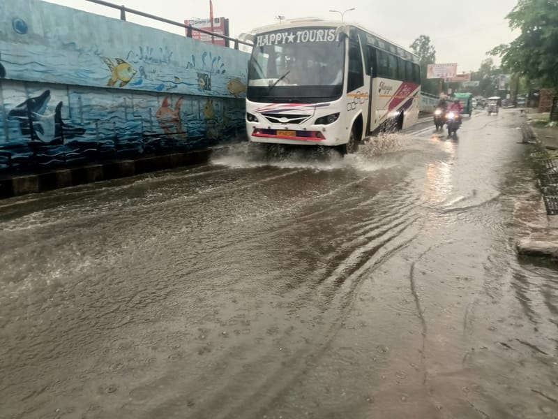 राजधानी के कई इलाकों मे जलभराव की रही समस्या। 