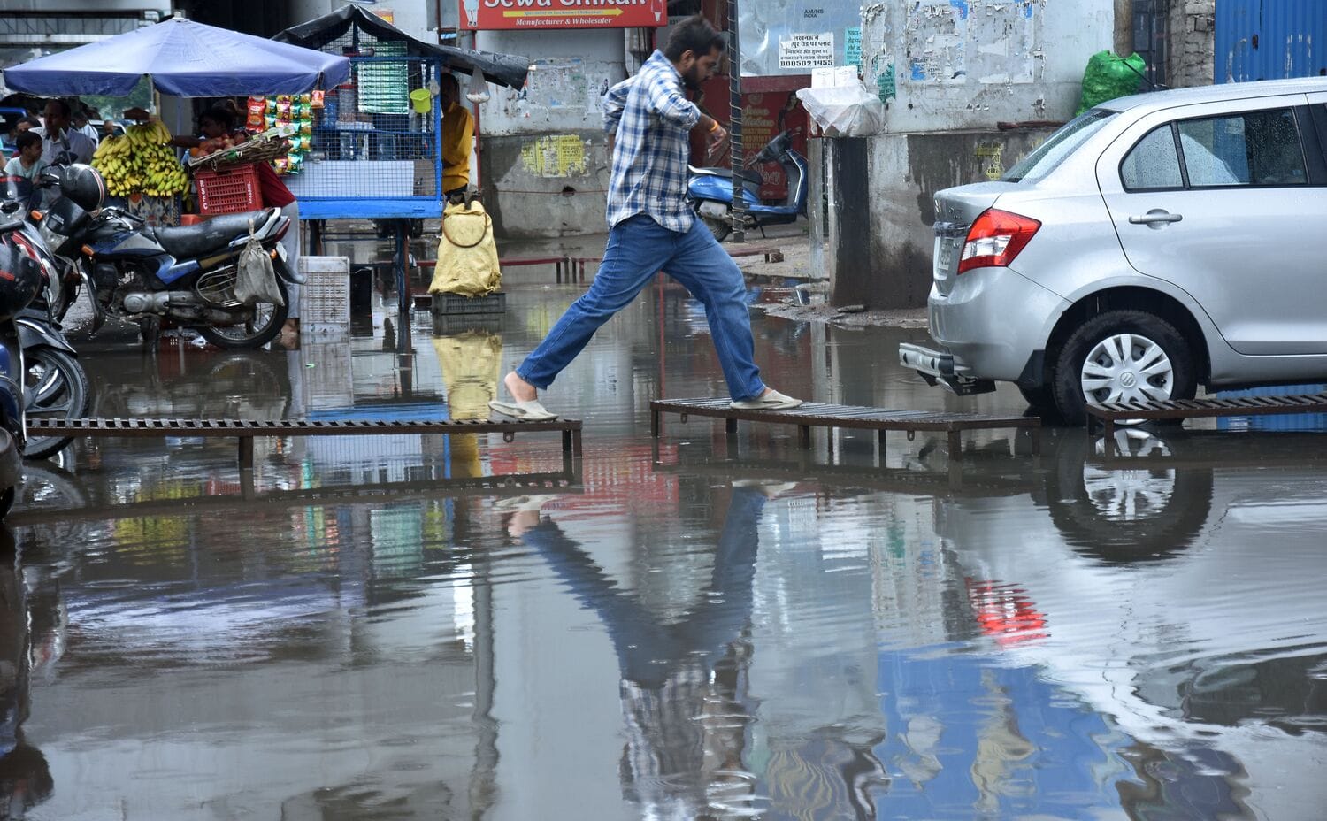 राजधानी के कई इलाकों मे जलभराव की रही समस्या। 
