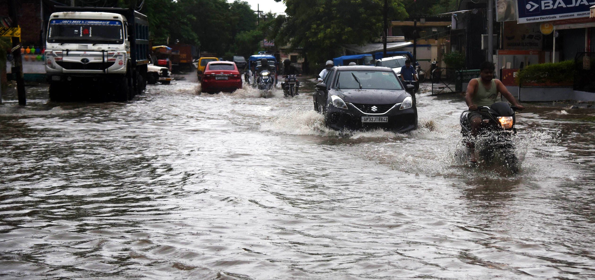 राजधानी के कई इलाकों मे जलभराव की रही समस्या। 