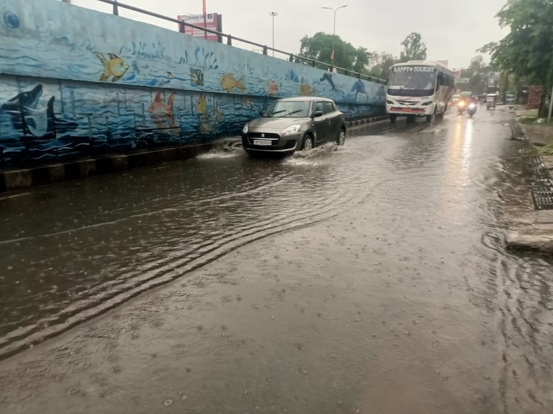 राजधानी के कई इलाकों मे जलभराव की रही समस्या। 