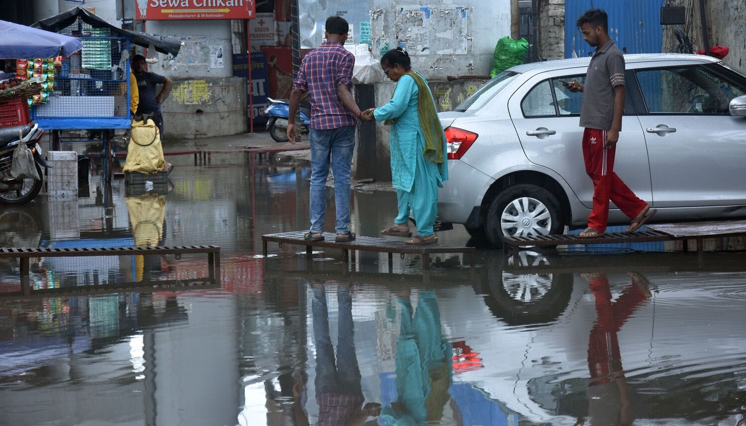 राजधानी के कई इलाकों मे जलभराव की रही समस्या। 