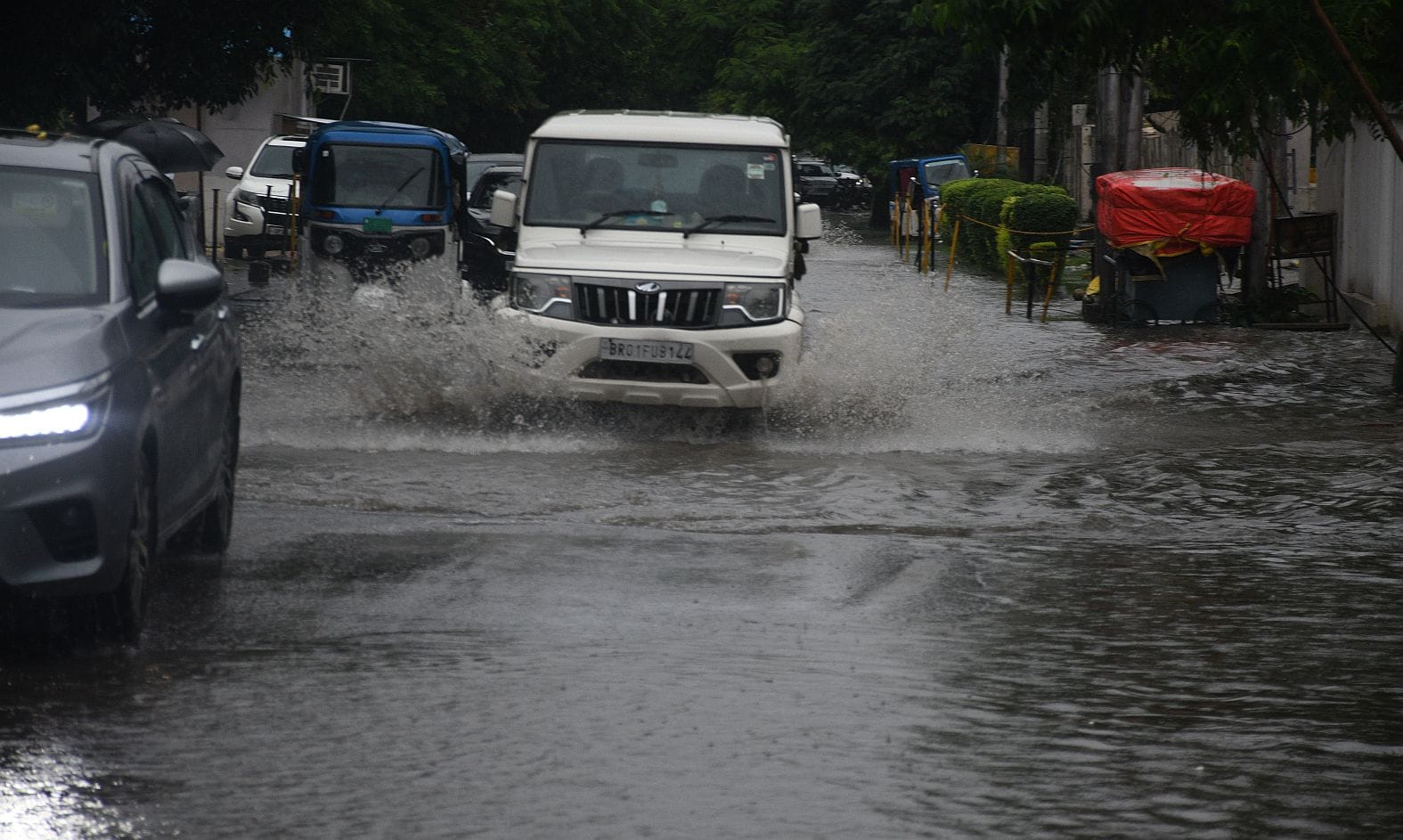 राजधानी के कई इलाकों मे जलभराव की रही समस्या। 