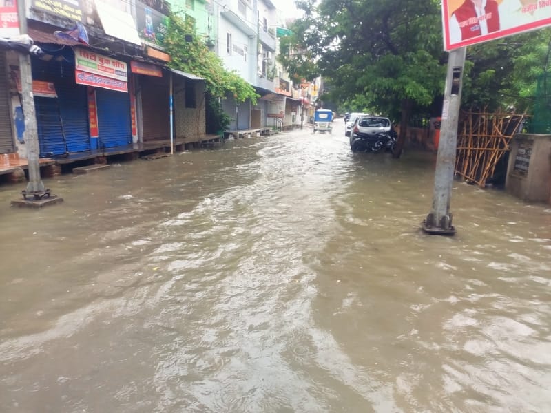 राजधानी के कई इलाकों मे जलभराव की रही समस्या। 