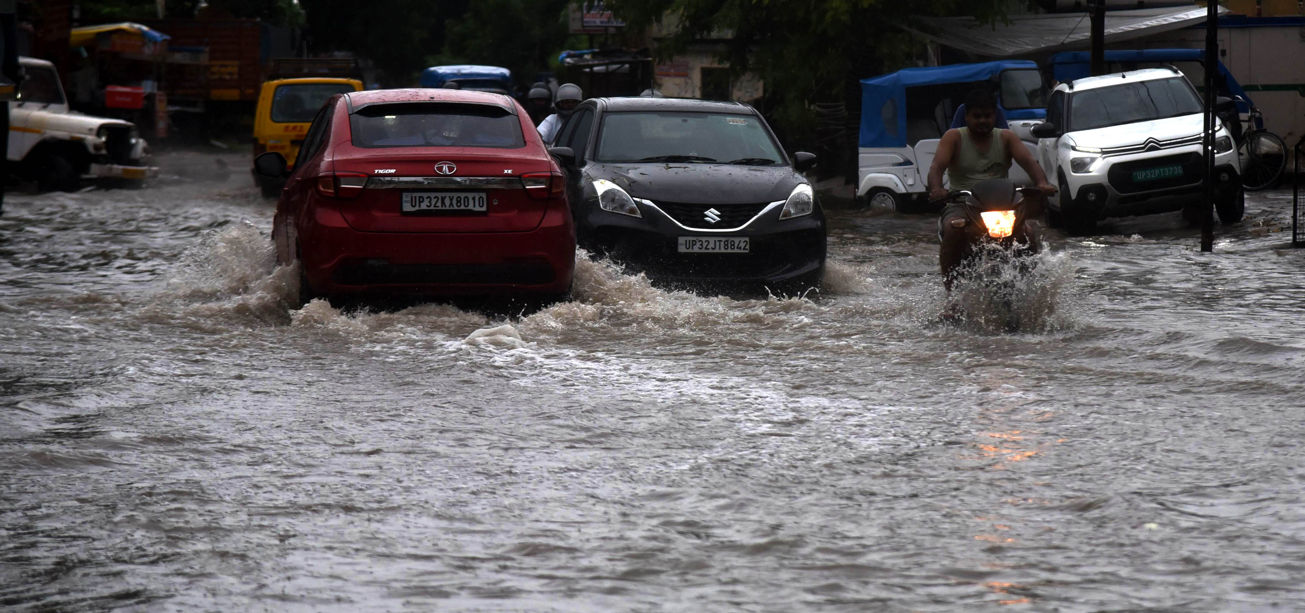 राजधानी के कई इलाकों मे जलभराव की रही समस्या। 