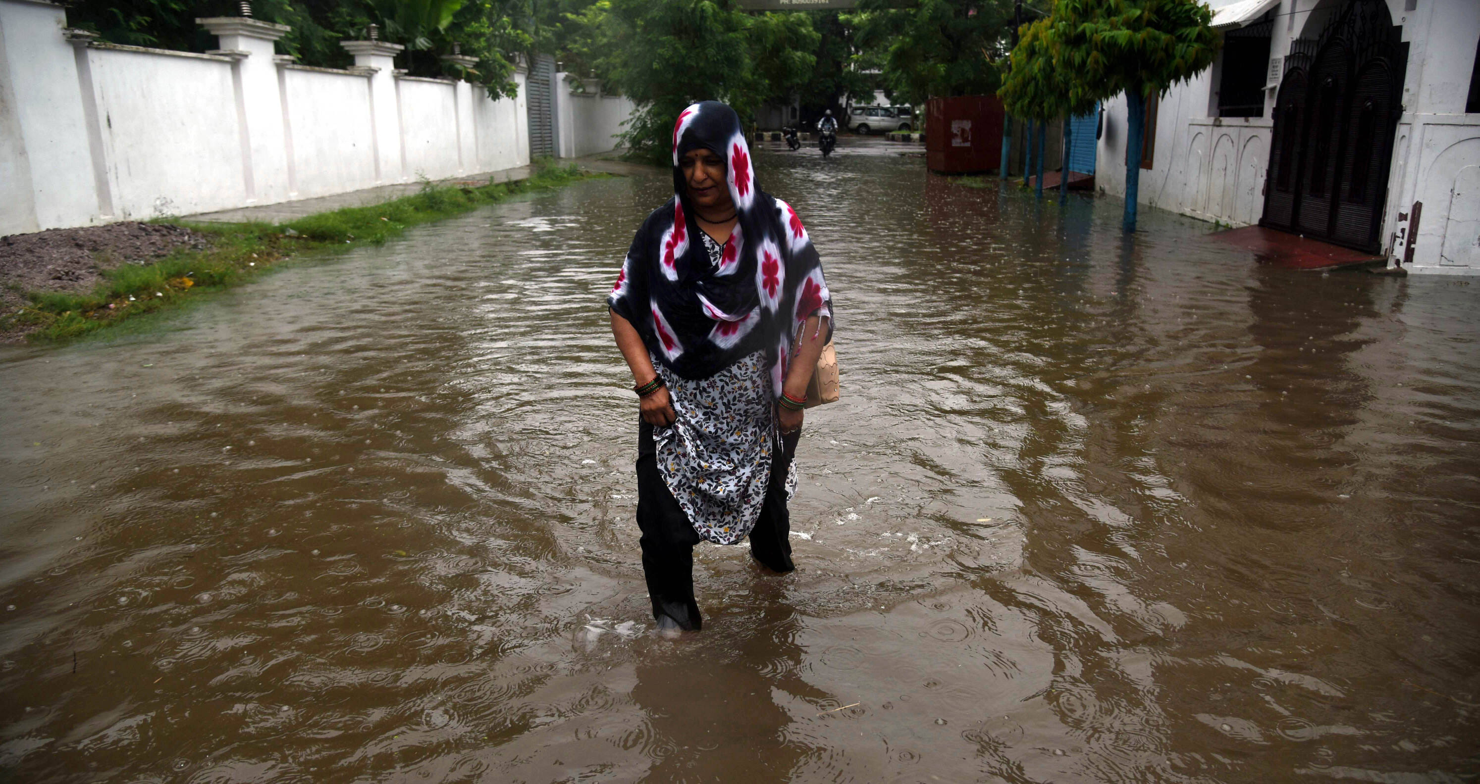 राजधानी के कई इलाकों मे जलभराव की रही समस्या। 