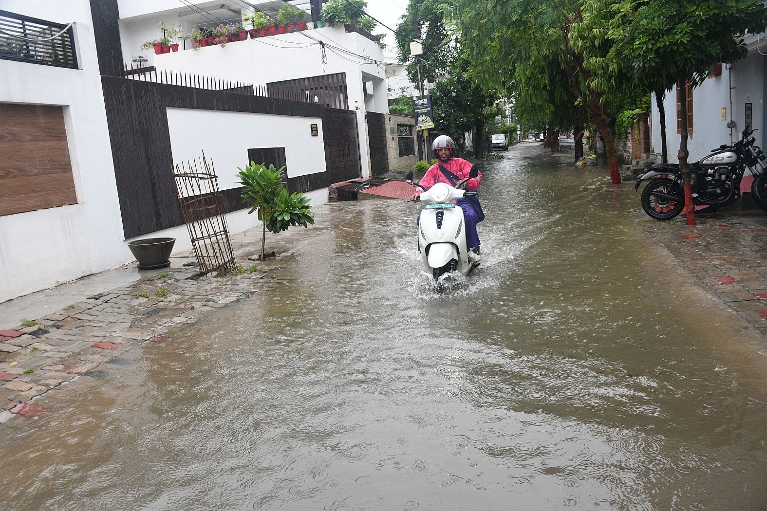 राजधानी के कई इलाकों मे जलभराव की रही समस्या। 