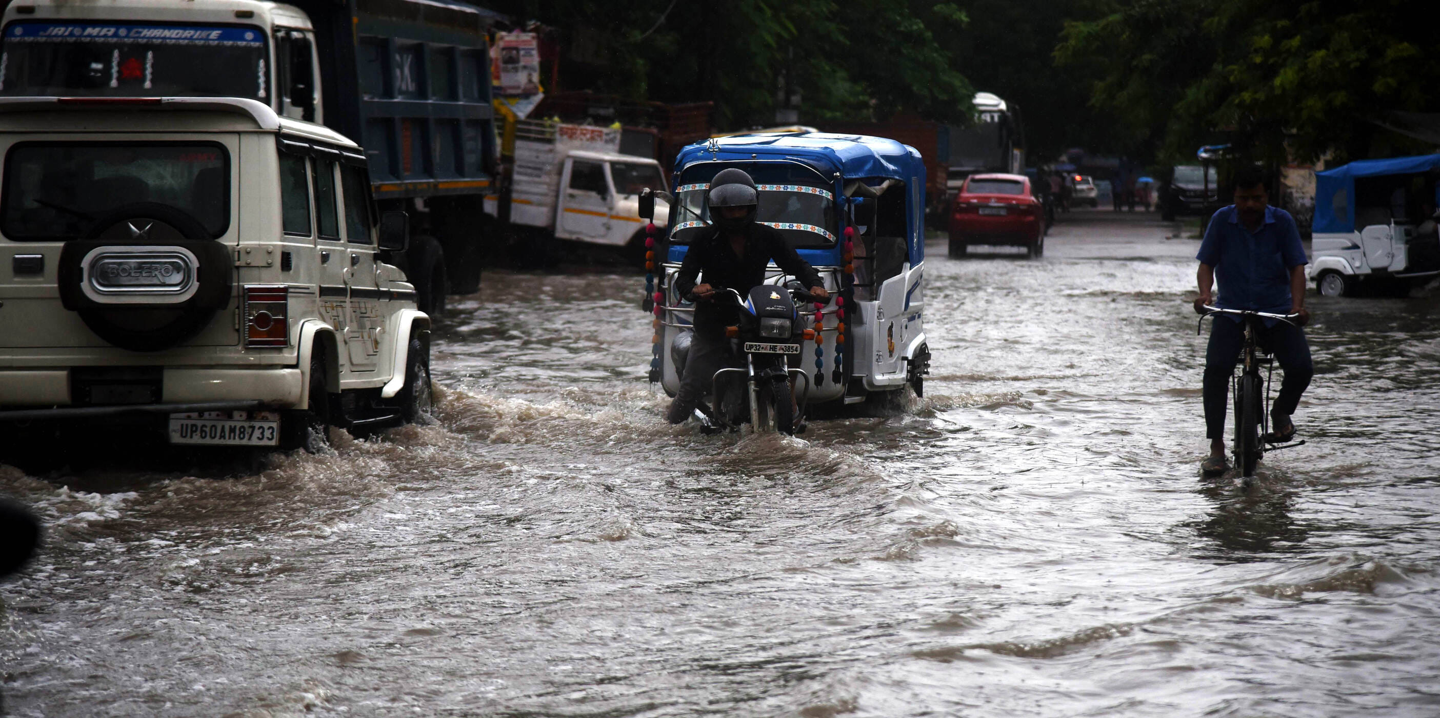 राजधानी के कई इलाकों मे जलभराव की रही समस्या। 