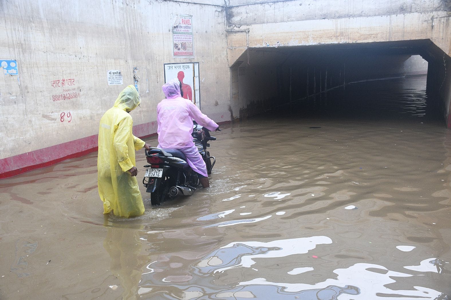 राजधानी के कई इलाकों मे जलभराव की रही समस्या। 