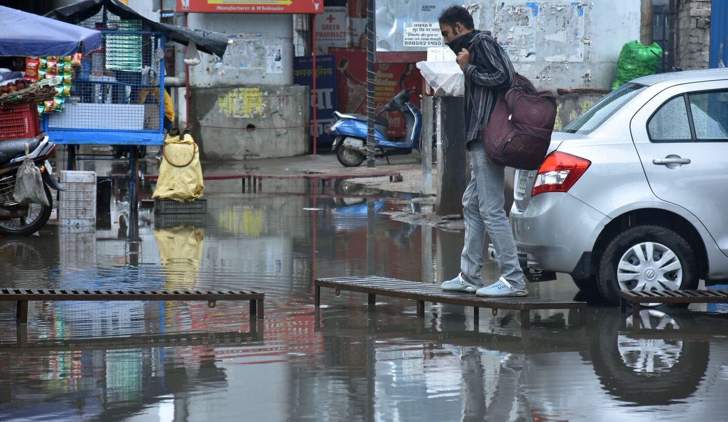 राजधानी के कई इलाकों मे जलभराव की रही समस्या। 