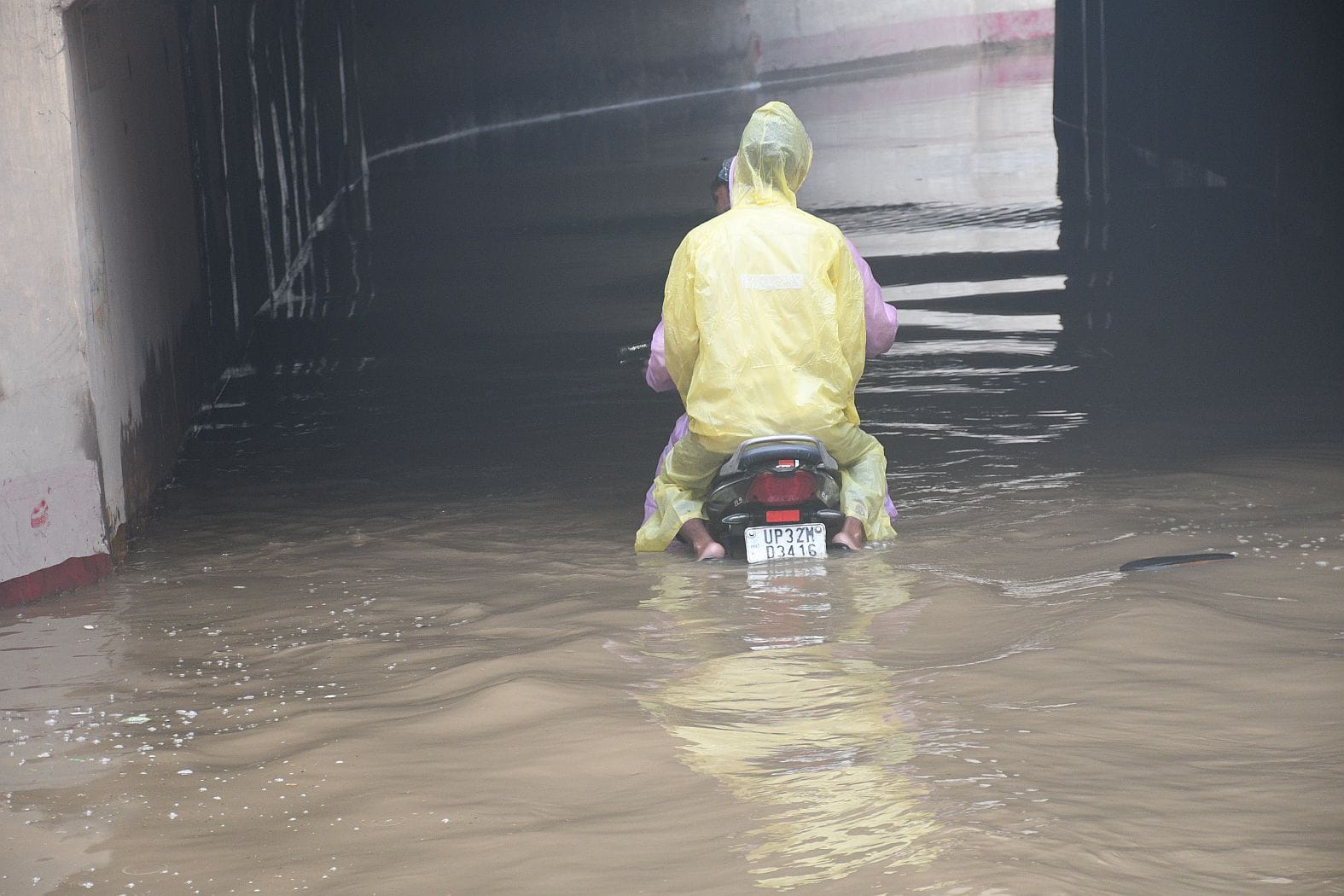राजधानी के कई इलाकों मे जलभराव की रही समस्या। 