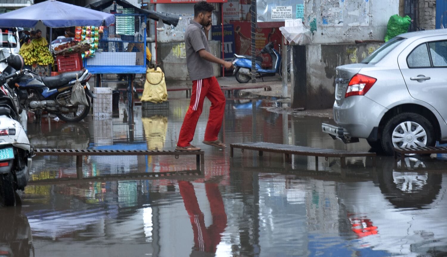 राजधानी के कई इलाकों मे जलभराव की रही समस्या। 
