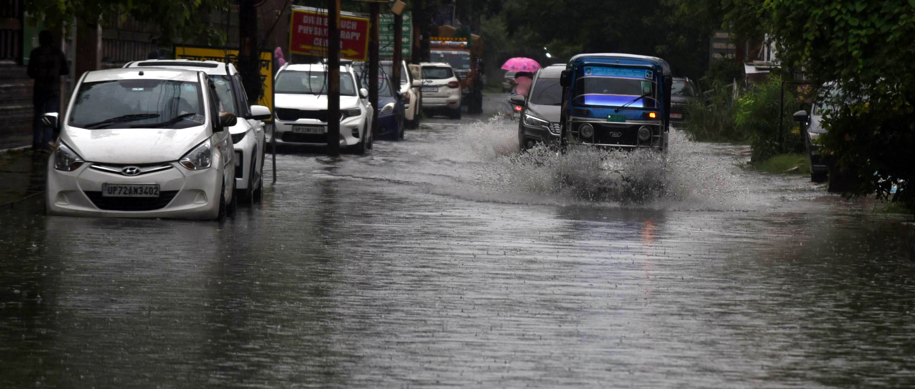 राजधानी के कई इलाकों मे जलभराव की रही समस्या। 