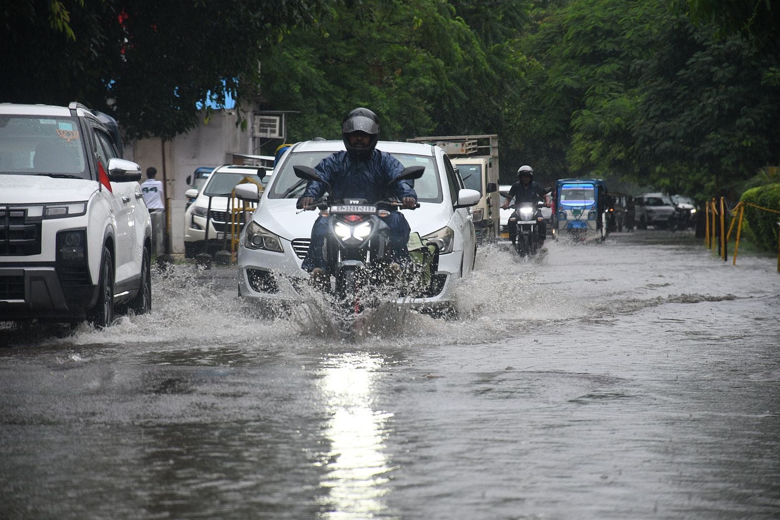 राजधानी के कई इलाकों मे जलभराव की रही समस्या। 