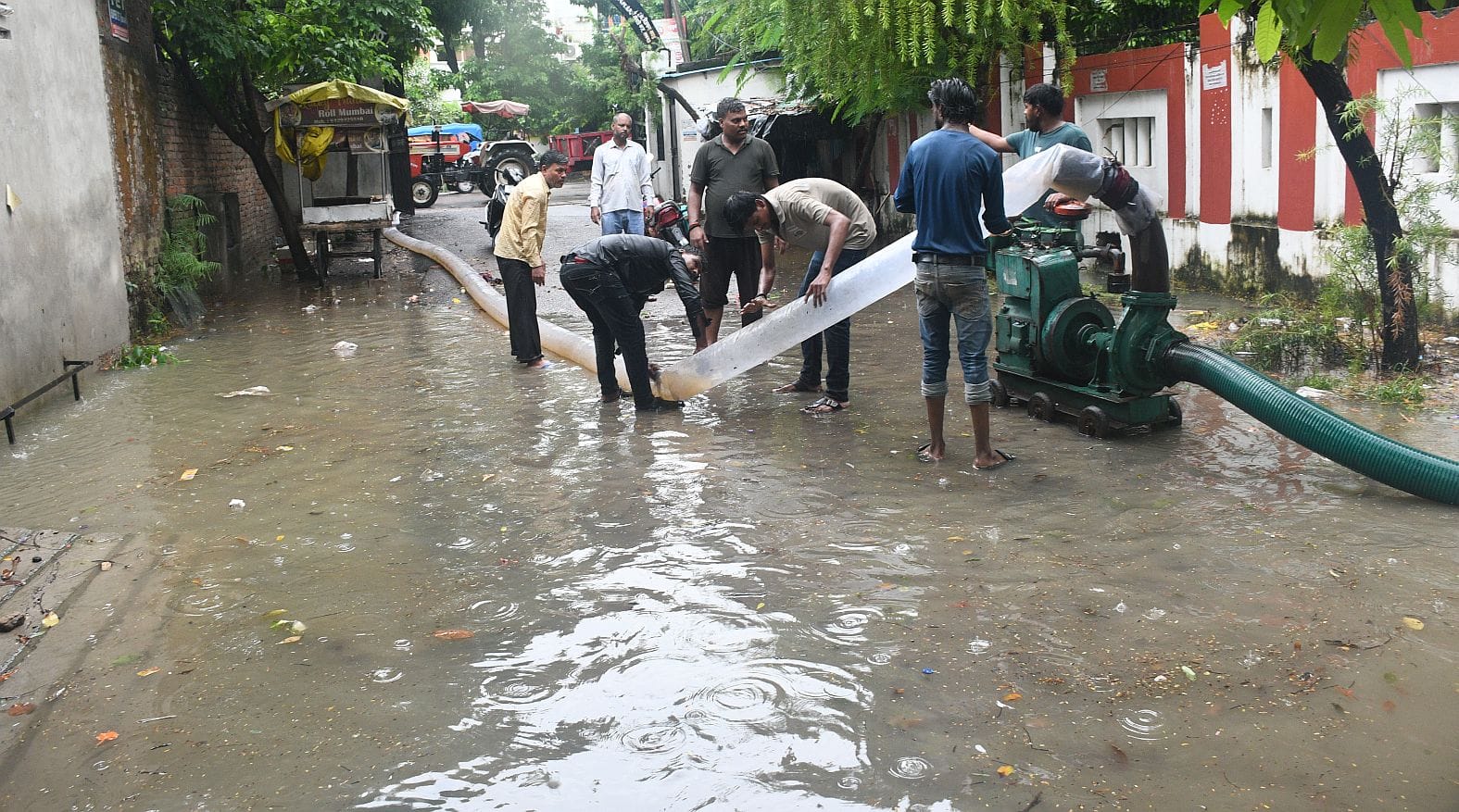 राजधानी के कई इलाकों मे जलभराव की रही समस्या। 