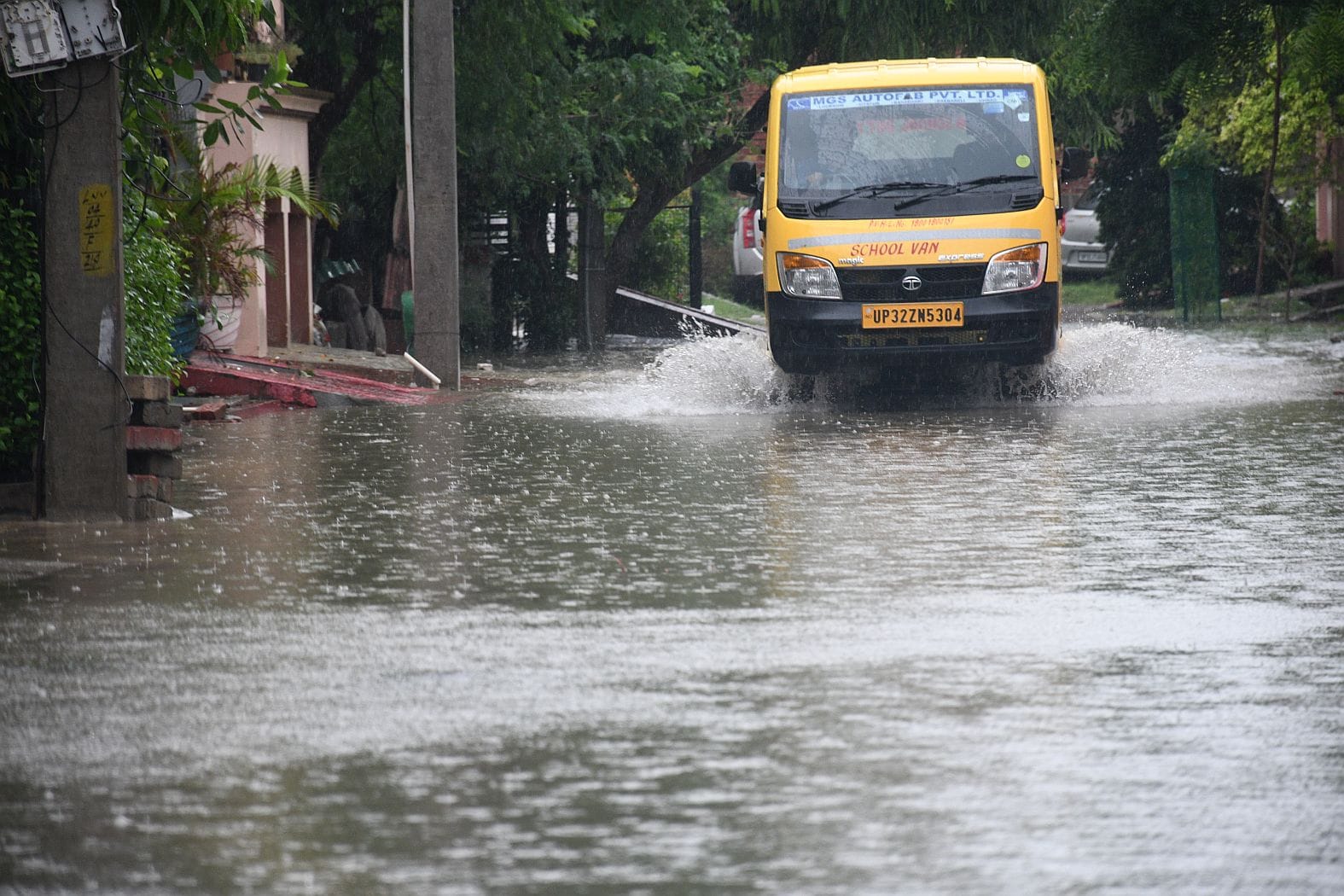 राजधानी के कई इलाकों मे जलभराव की रही समस्या। 