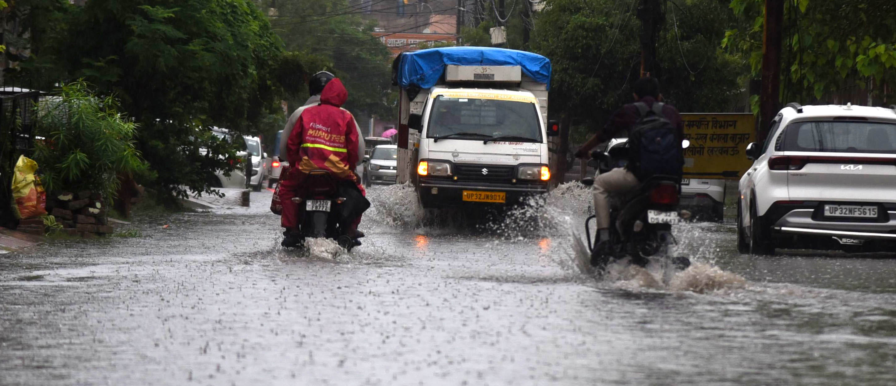 राजधानी के कई इलाकों मे जलभराव की रही समस्या। 