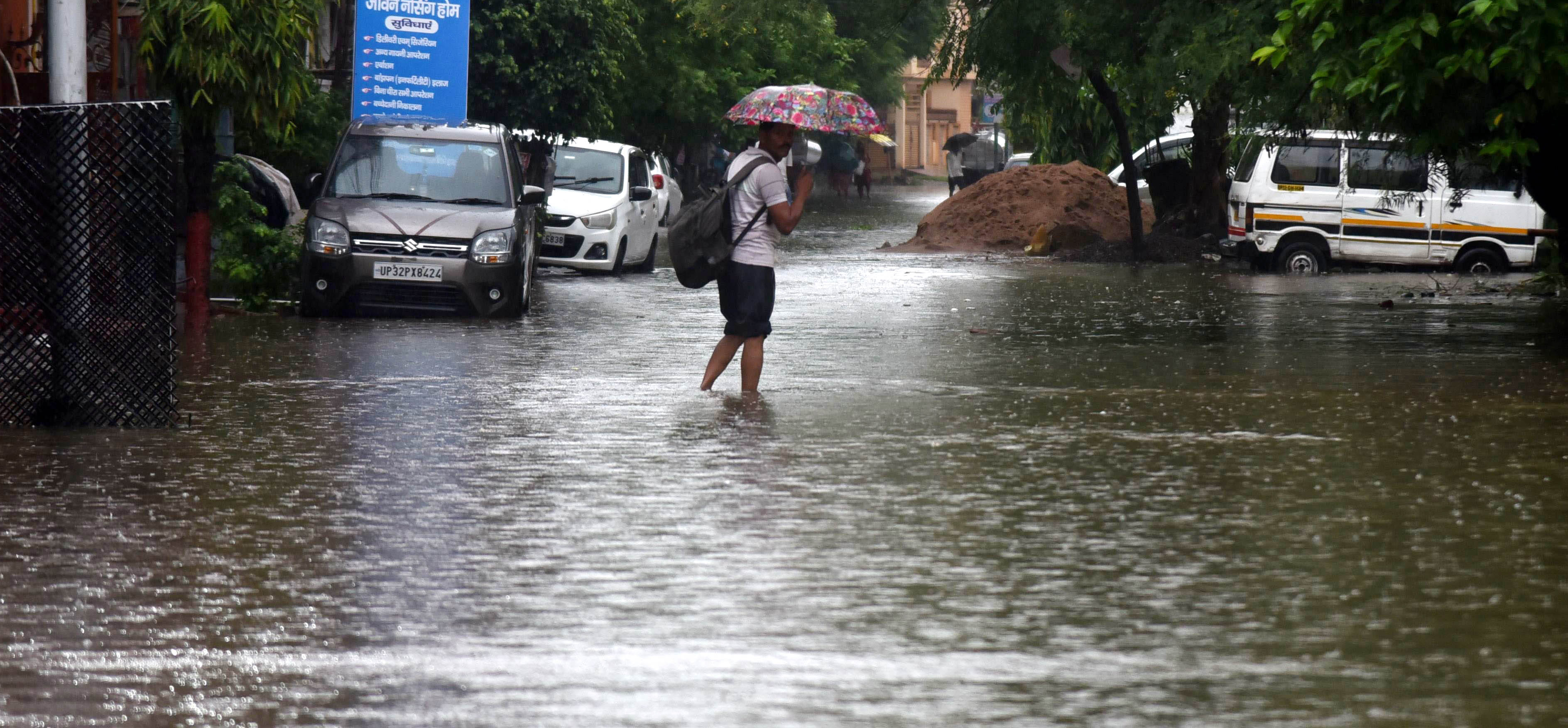 राजधानी के कई इलाकों मे जलभराव की रही समस्या। 
