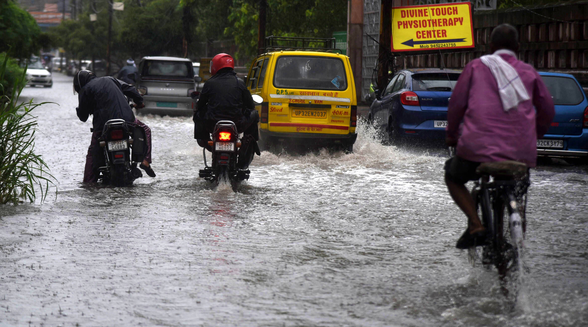 राजधानी के कई इलाकों मे जलभराव की रही समस्या। 