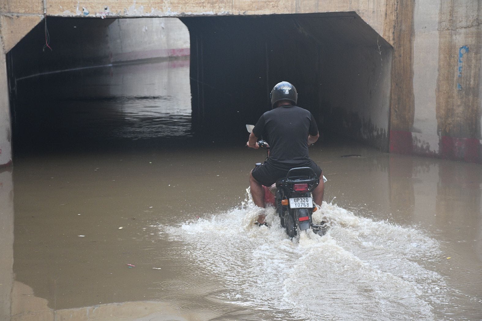 राजधानी के कई इलाकों मे जलभराव की रही समस्या। 