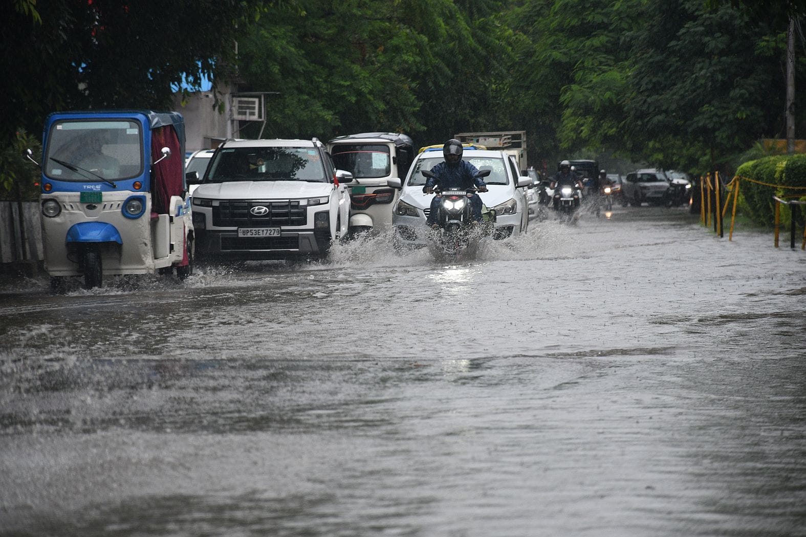 राजधानी के कई इलाकों मे जलभराव की रही समस्या। 