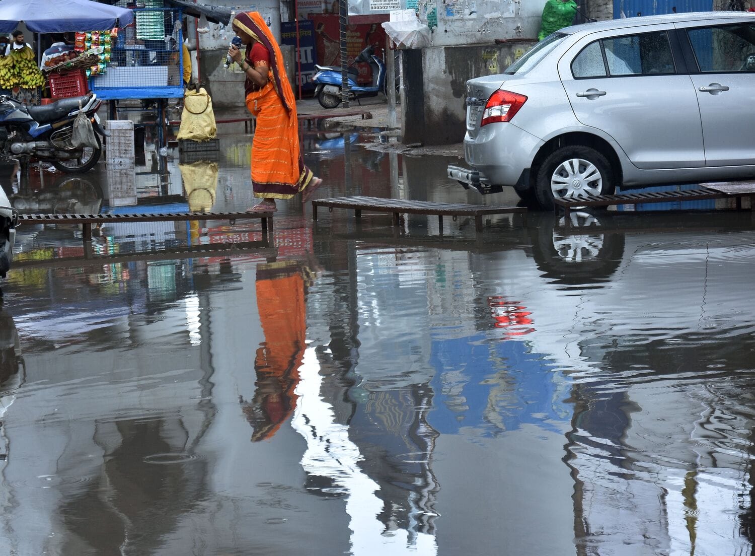 राजधानी के कई इलाकों मे जलभराव की रही समस्या। 