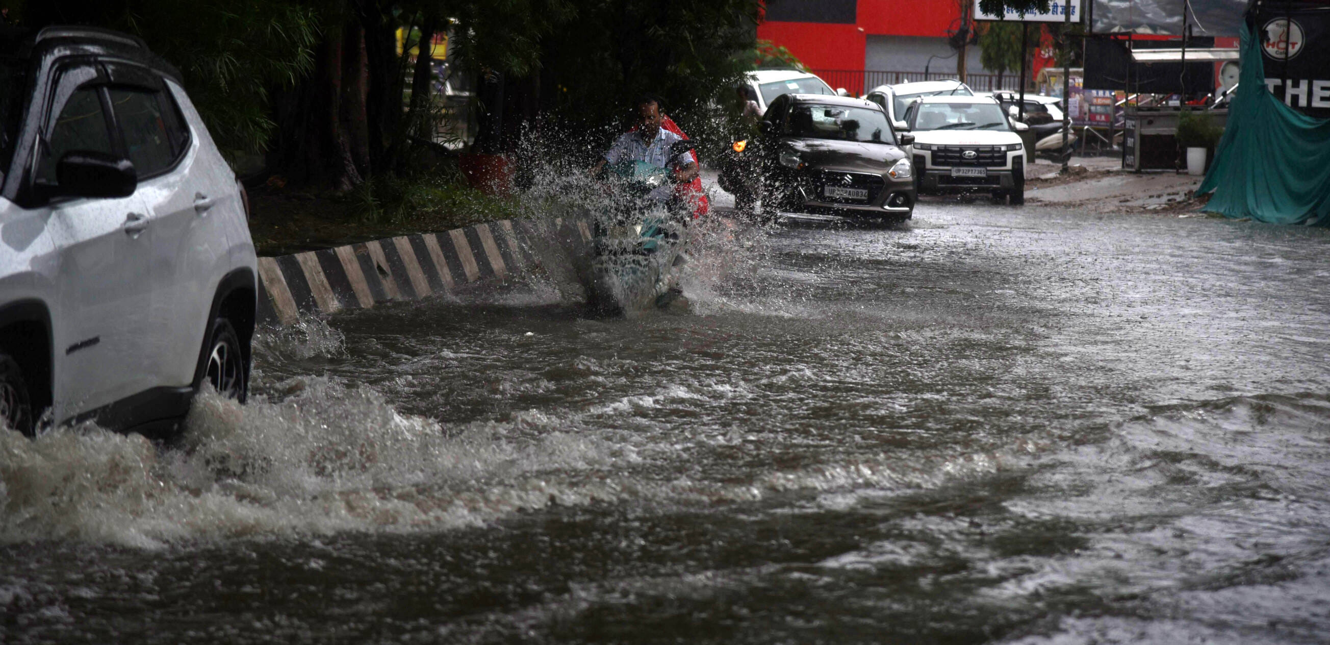राजधानी के कई इलाकों मे जलभराव की रही समस्या। 