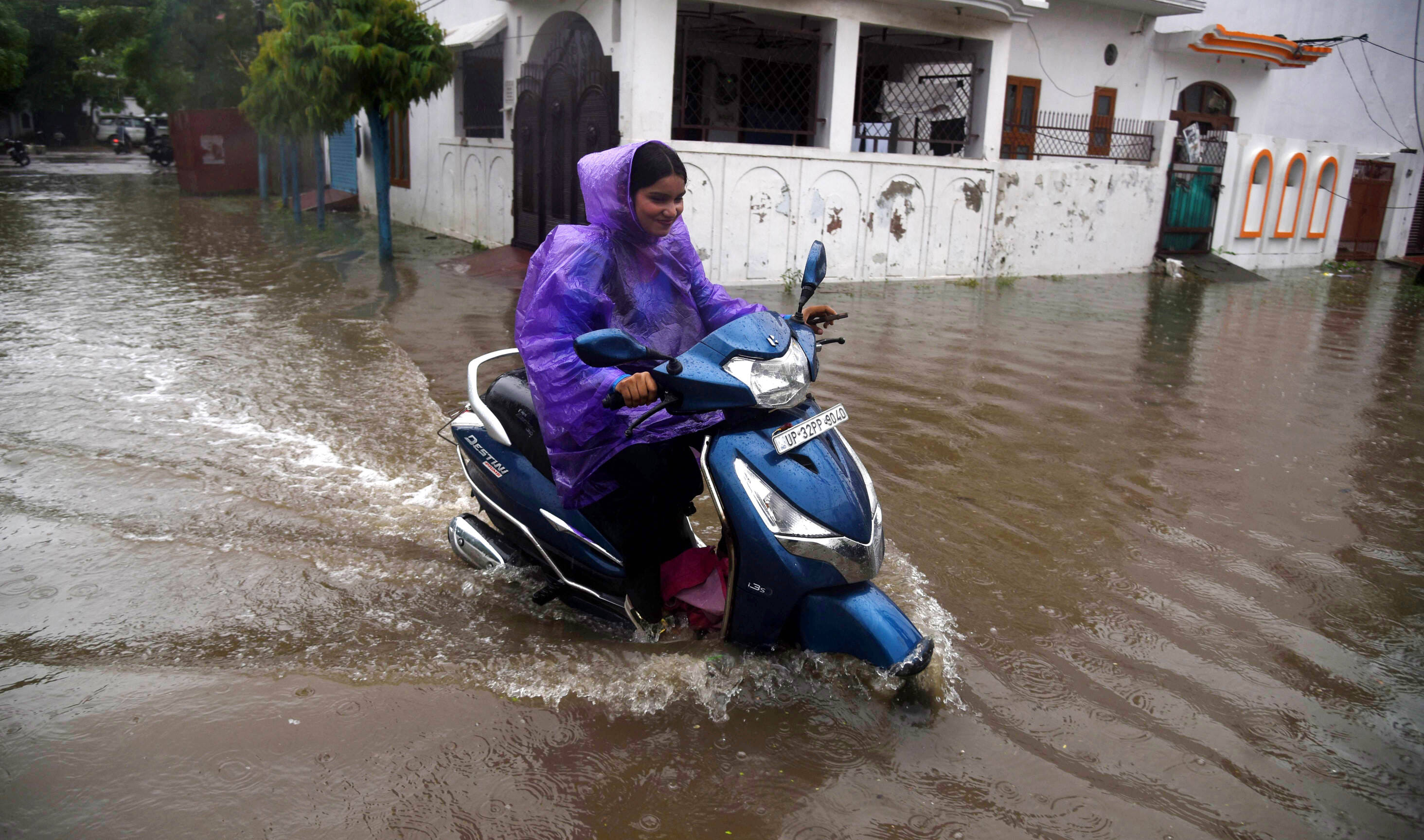 राजधानी के कई इलाकों मे जलभराव की रही समस्या। 