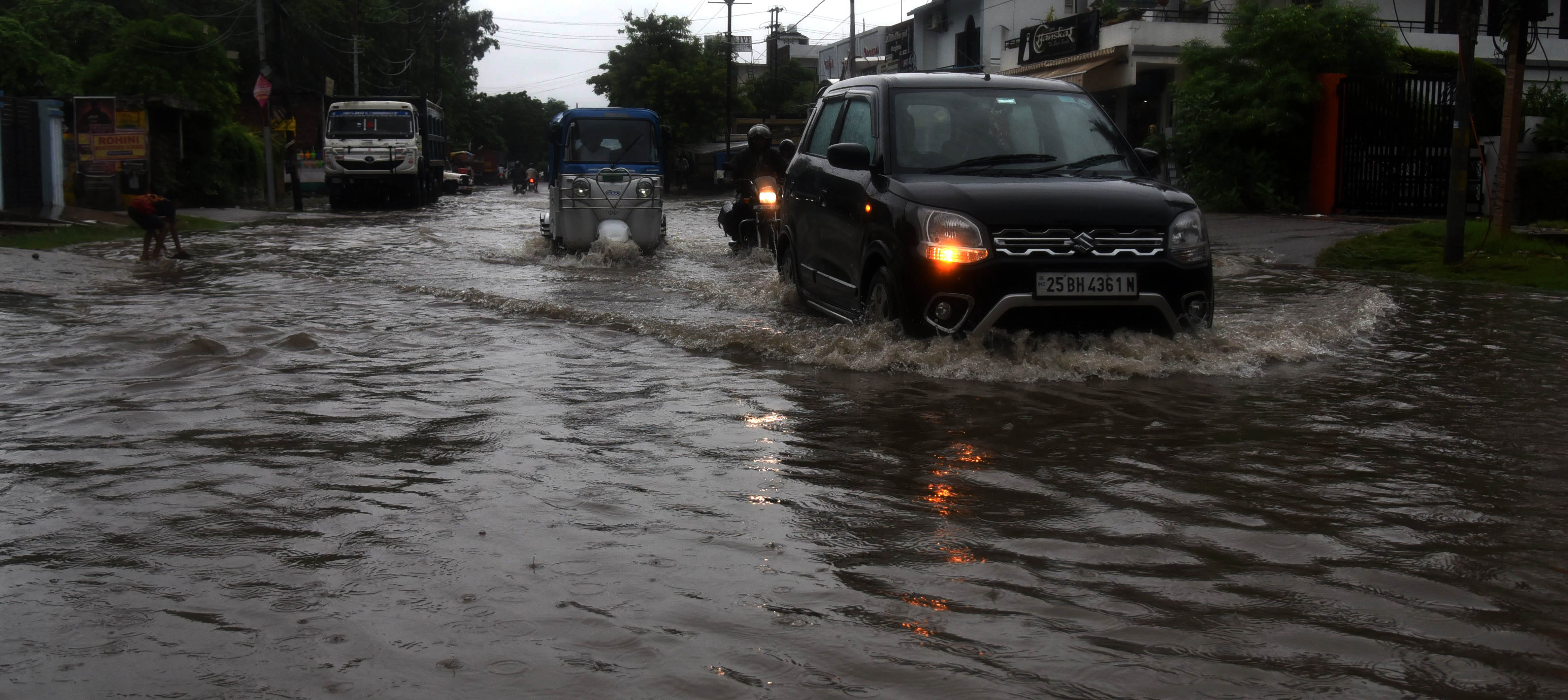 राजधानी के कई इलाकों मे जलभराव की रही समस्या। 