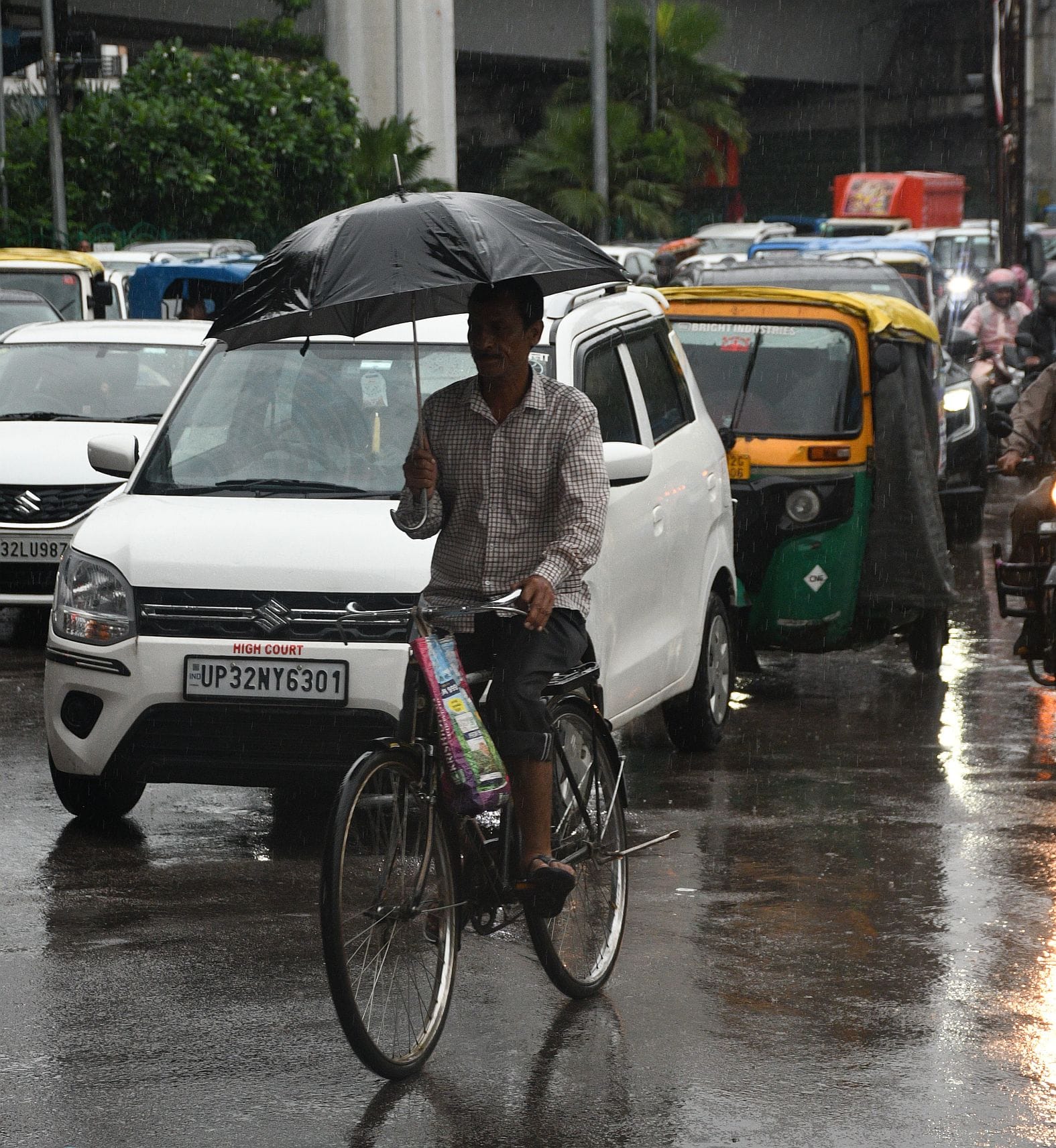 राजधानी में मंगलवार को कई इलाकों में बारिश हुई। राजधानी में मंगलवार को कई इलाकों में बारिश हुई।