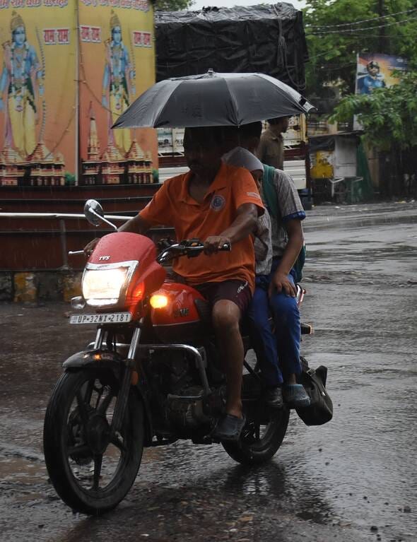 राजधानी में मंगलवार को कई इलाकों में बारिश हुई। राजधानी में मंगलवार को कई इलाकों में बारिश हुई।