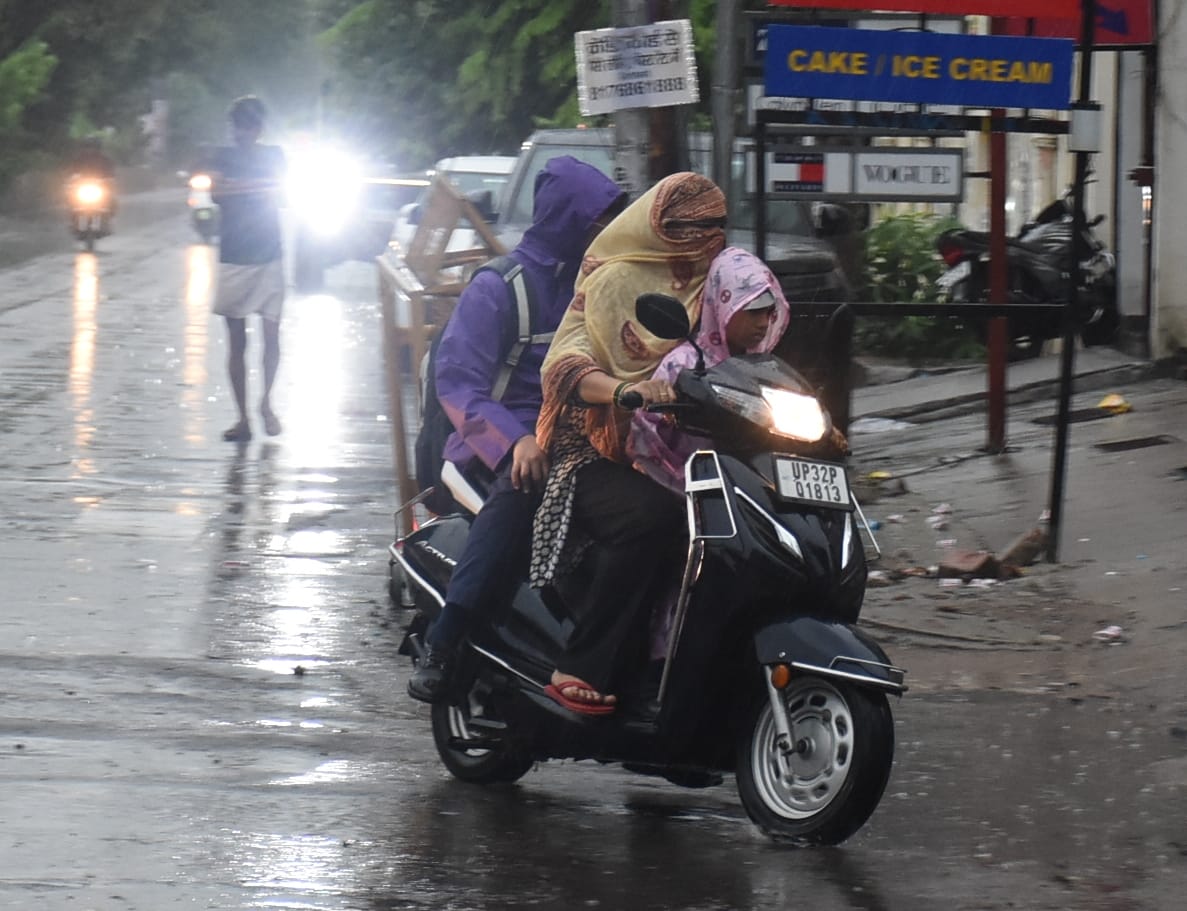 राजधानी में मंगलवार को कई इलाकों में बारिश हुई। राजधानी में मंगलवार को कई इलाकों में बारिश हुई।