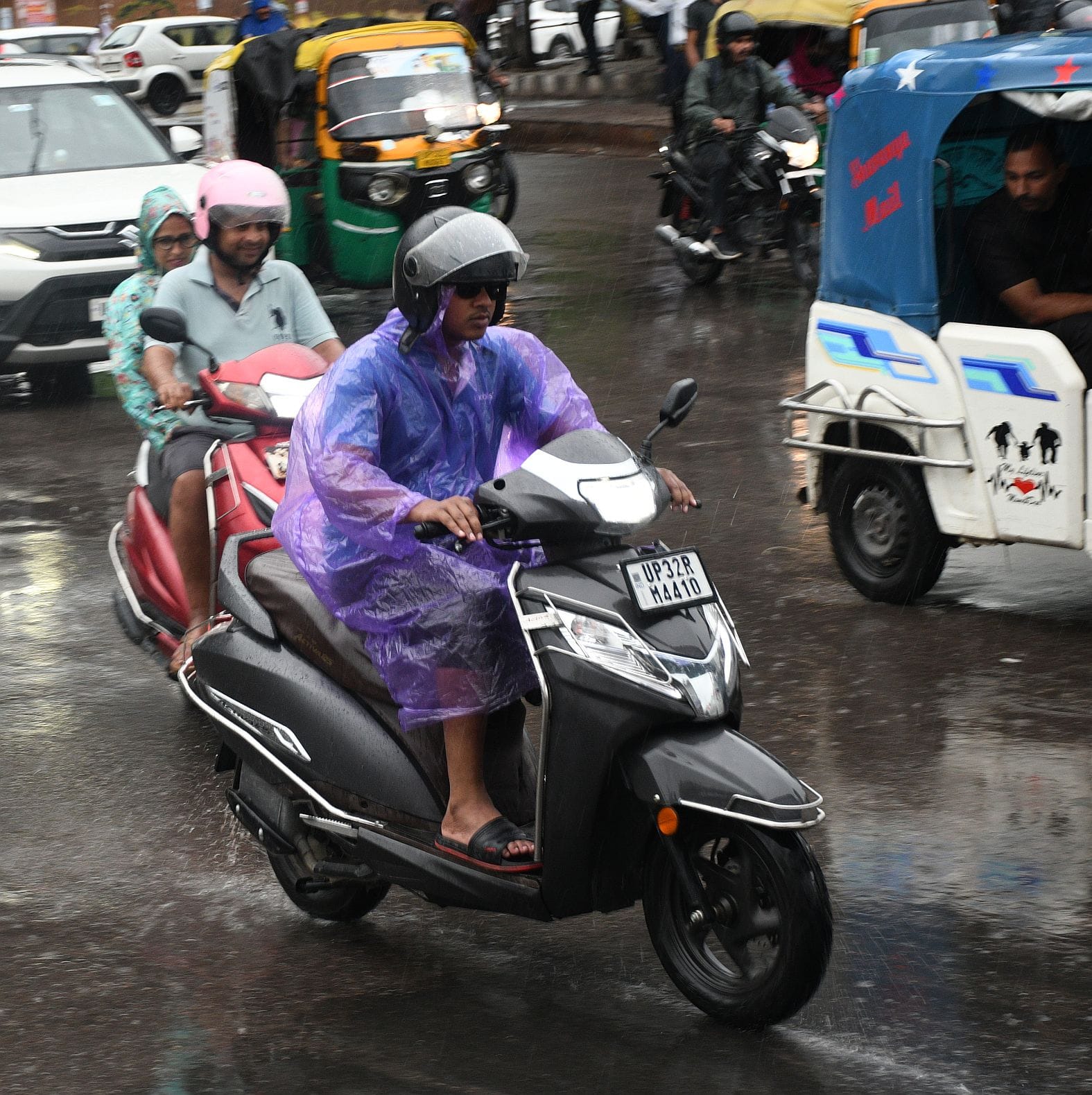 राजधानी में मंगलवार को कई इलाकों में बारिश हुई। राजधानी में मंगलवार को कई इलाकों में बारिश हुई।