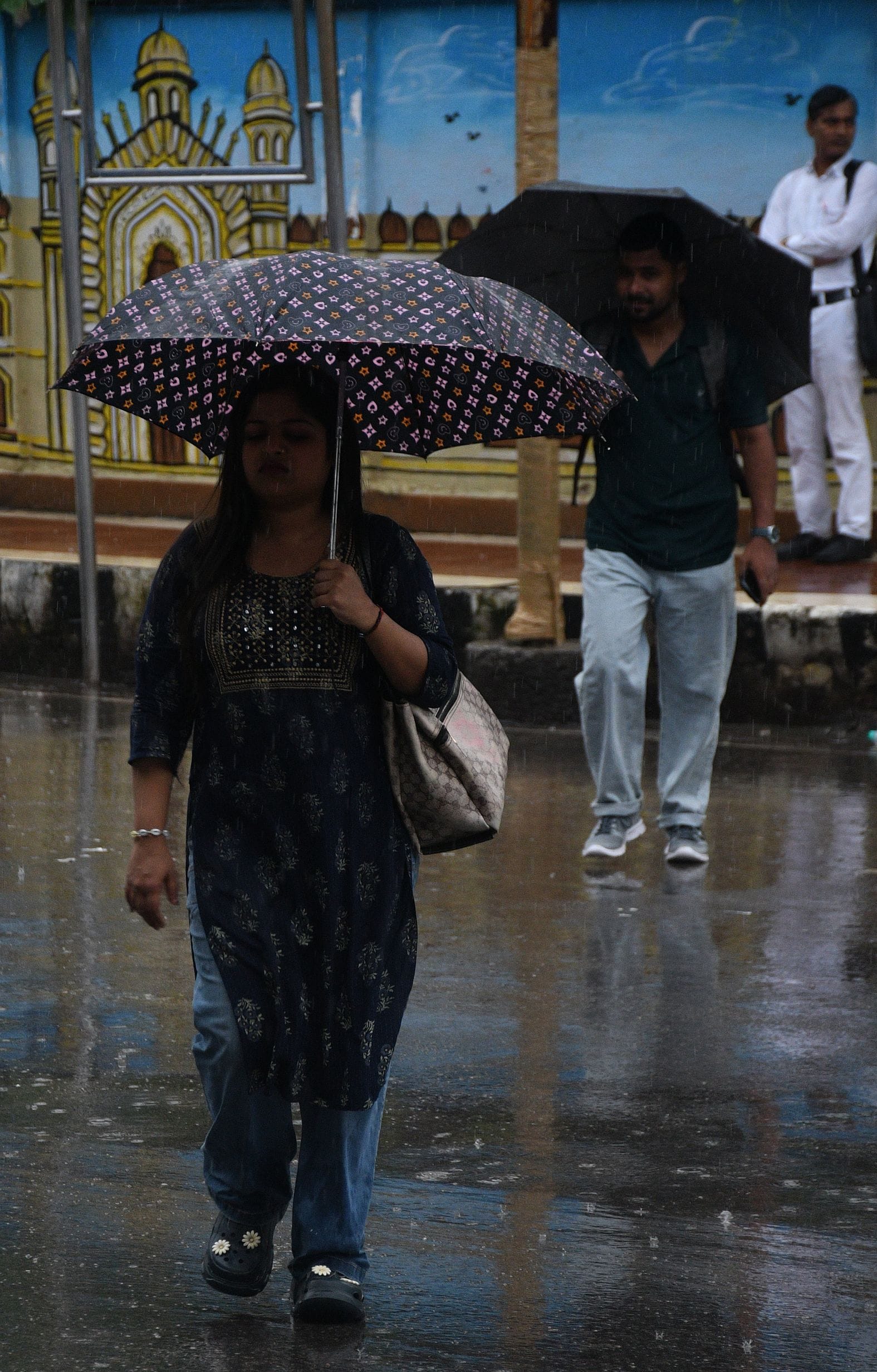 राजधानी में मंगलवार को कई इलाकों में बारिश हुई। राजधानी में मंगलवार को कई इलाकों में बारिश हुई।