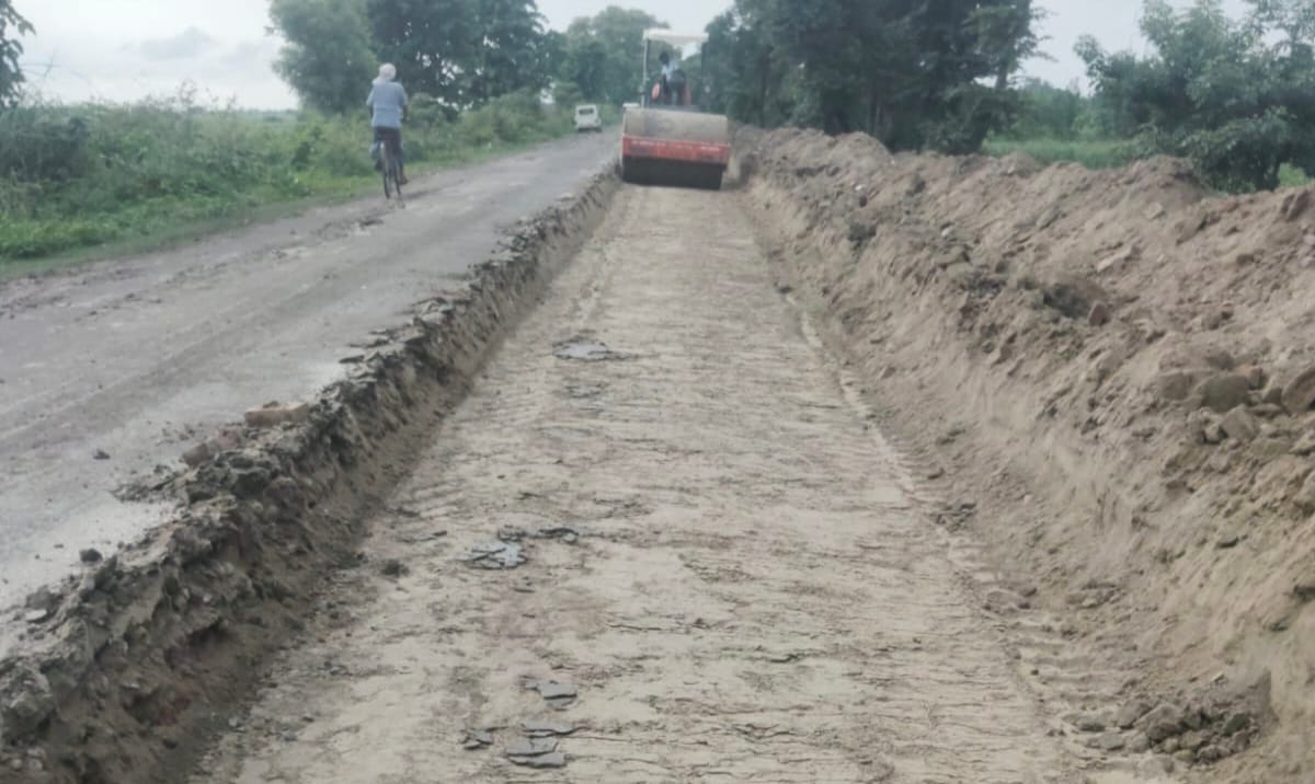 सिंघिया फॉर्म में खेतों और फसलों को आगोश में लेती नदी। स्रोत: ग्रामीण सिंघिया फॉर्म में खेतों और फसलों को आगोश में लेती नदी। स्रोत: ग्रामीण