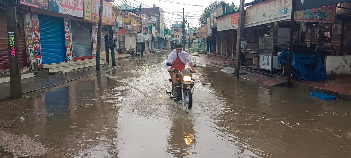 सिनेमा रोड पर जल भराव के बीच से गुजरा हुआ मोटरसाइकिल। संवाद सिनेमा रोड पर जल भराव के बीच से गुजरा हुआ मोटरसाइकिल। संवाद
