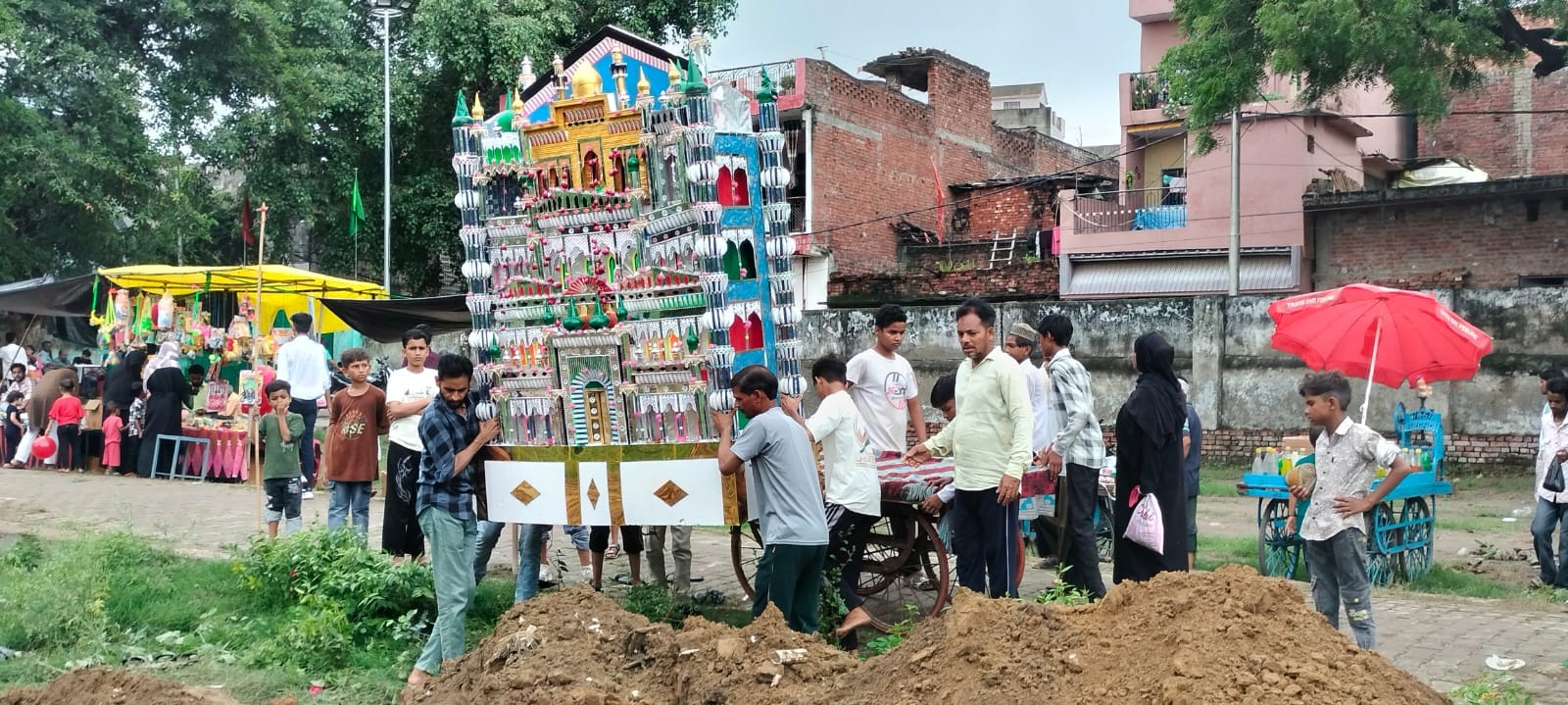 शाहजहांपुर में चमकनी करबला में ताजिए को दफन करते अकीदतमंद। संवाद शाहजहांपुर में चमकनी करबला में ताजिए को दफन करते अकीदतमंद। संवाद