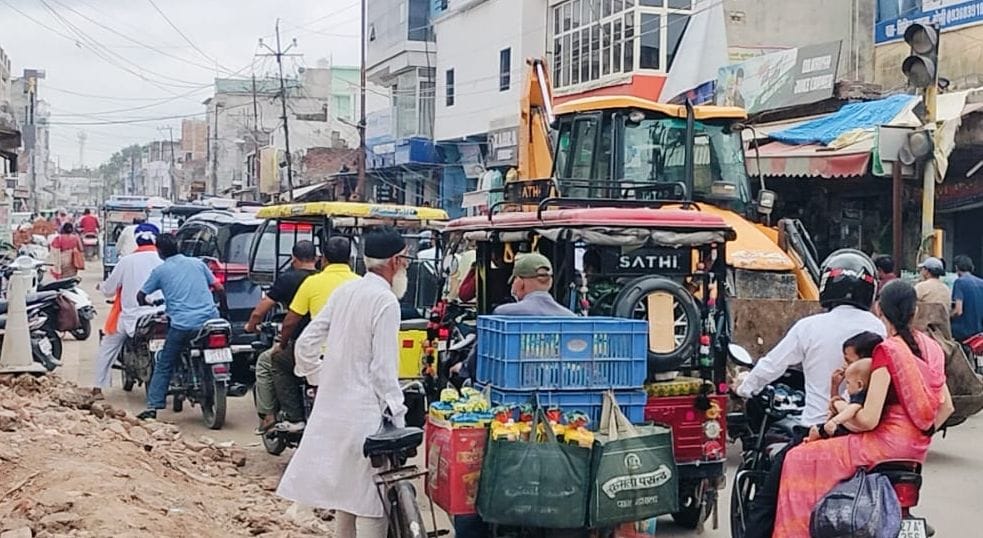 शाहजहांपुर में निशात रोड पर जेसीबी से होती खोदाई। संवाद