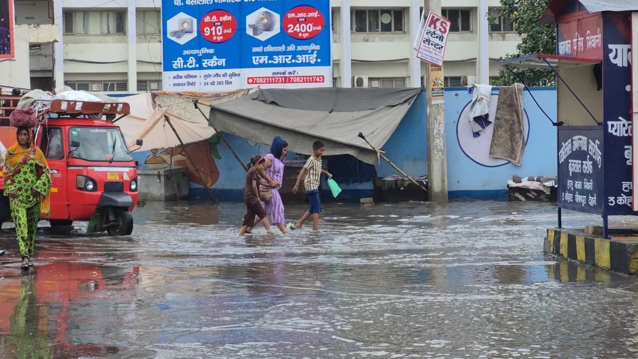शहर के जिला नागरिक अस्पताल के मुख्य गेट पर जमा बारिश का पानी। शहर के जिला नागरिक अस्पताल के मुख्य गेट पर जमा बारिश का पानी।