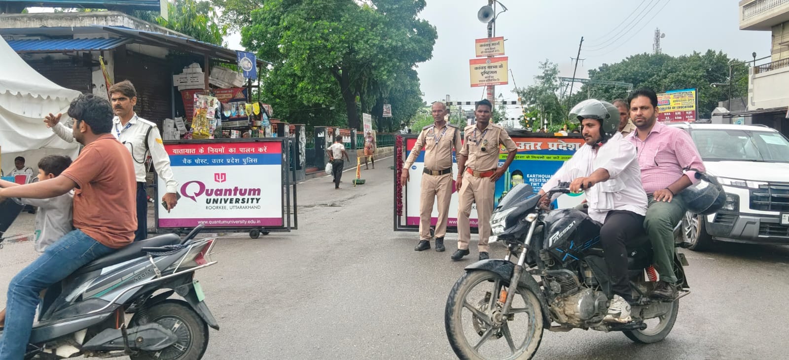 शामली के धीमानपुरा रोड पर डायवर्जन के दौरान वापस जाते वाहन सवार।संवाद शामली के धीमानपुरा रोड पर डायवर्जन के दौरान वापस जाते वाहन सवार।संवाद