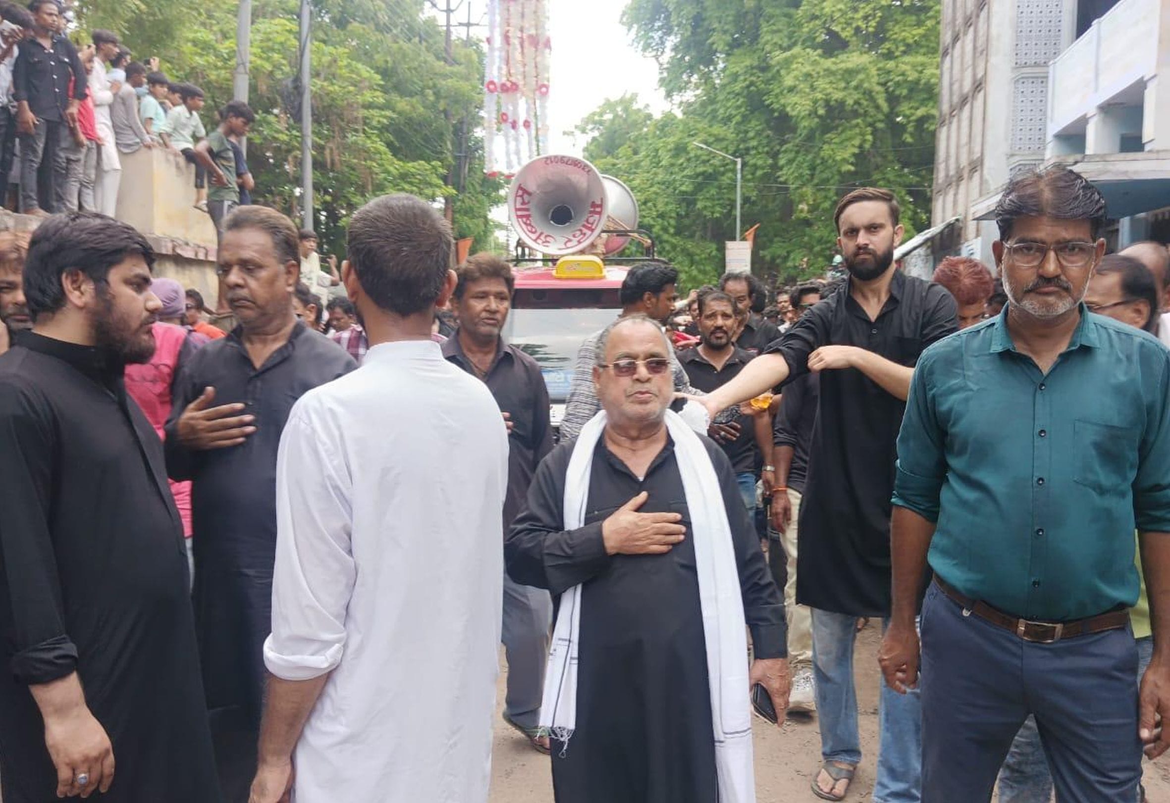 शिवगढ़ क्षेत्र में निकले चेहल्लुम के जुलूस में शामिल लोग। शिवगढ़ क्षेत्र में निकले चेहल्लुम के जुलूस में शामिल लोग।