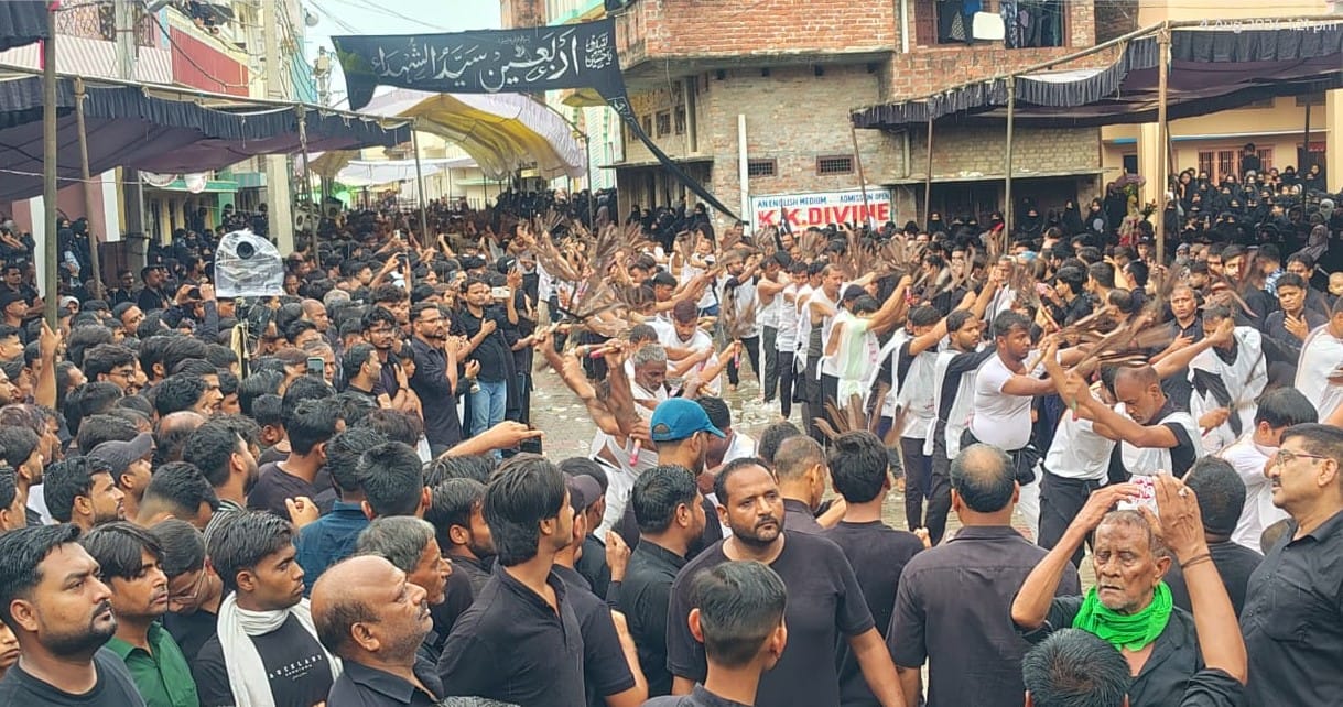 ताजिया निकालते लोग ताजिया निकालते लोग