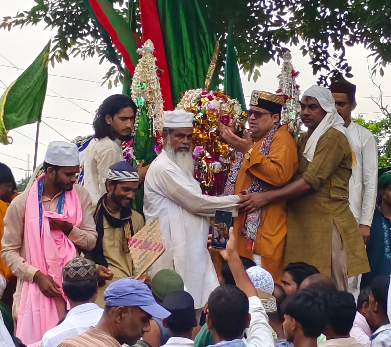 ताजिया निकालते लोग ताजिया निकालते लोग
