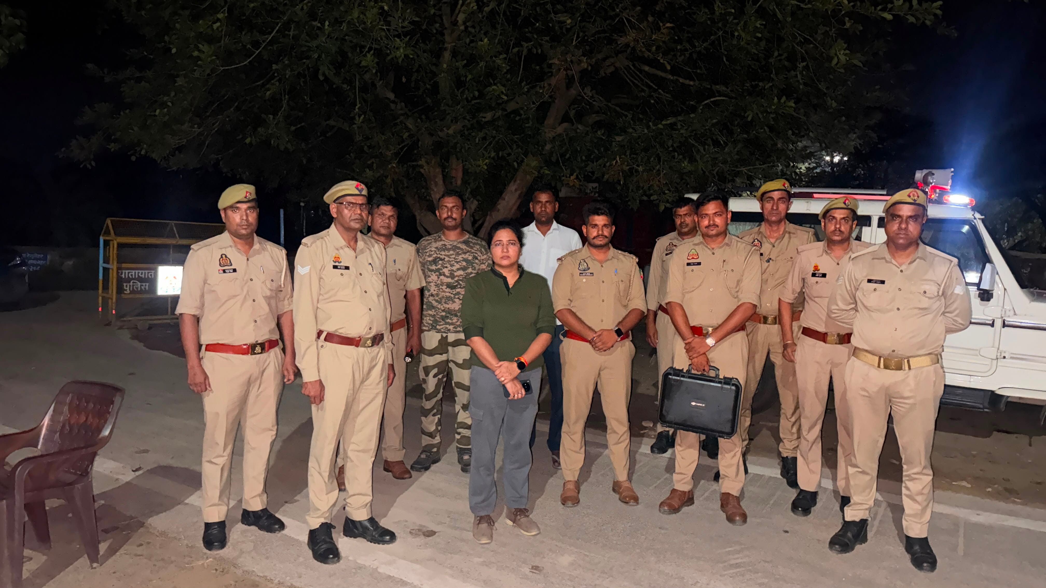 तेंदुए की सूचना पर मवाना हाइवे पर टीम के साथ निगरानी करती वन क्षेत्राधिकारी हस्तिनापुर स्रोत स्
