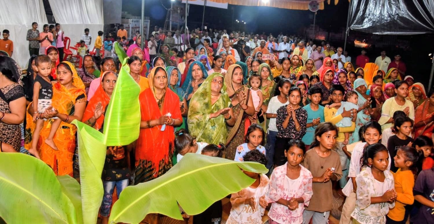 दखिना गांव में आयोजित श्री शिव महापुराण कथा में मौजूद श्रद्धालु। दखिना गांव में आयोजित श्री शिव महापुराण कथा में मौजूद श्रद्धालु।