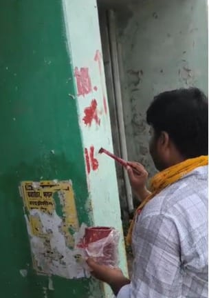 दुलहीपुर में सउ़क चौड़ीकरणणे लिए नापी करते विभागीय कर्मी। संवाद दुलहीपुर में सउ़क चौड़ीकरणणे लिए नापी करते विभागीय कर्मी। संवाद